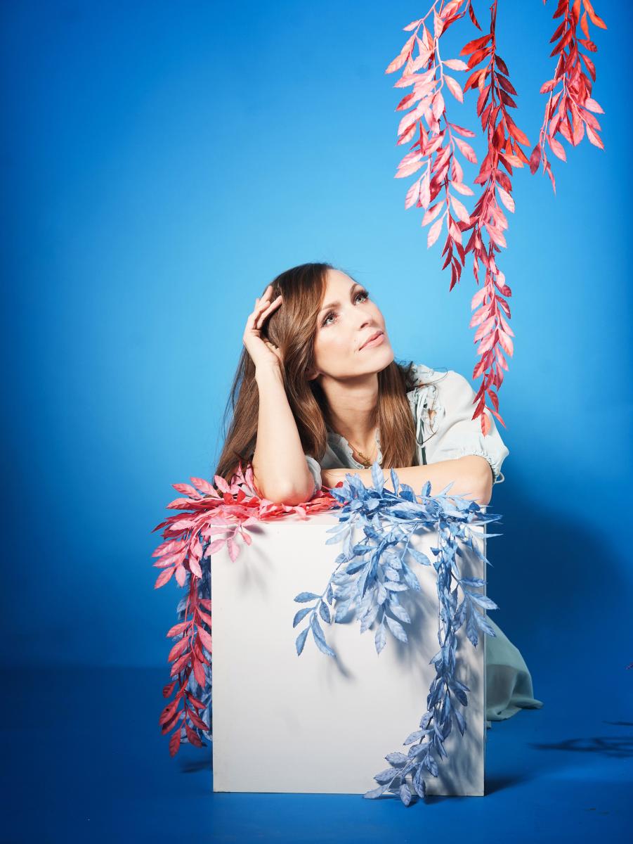 Kolorowa fotografia portretowa, studyjna- Czesława Włuka- Pani o czerwonych włosach