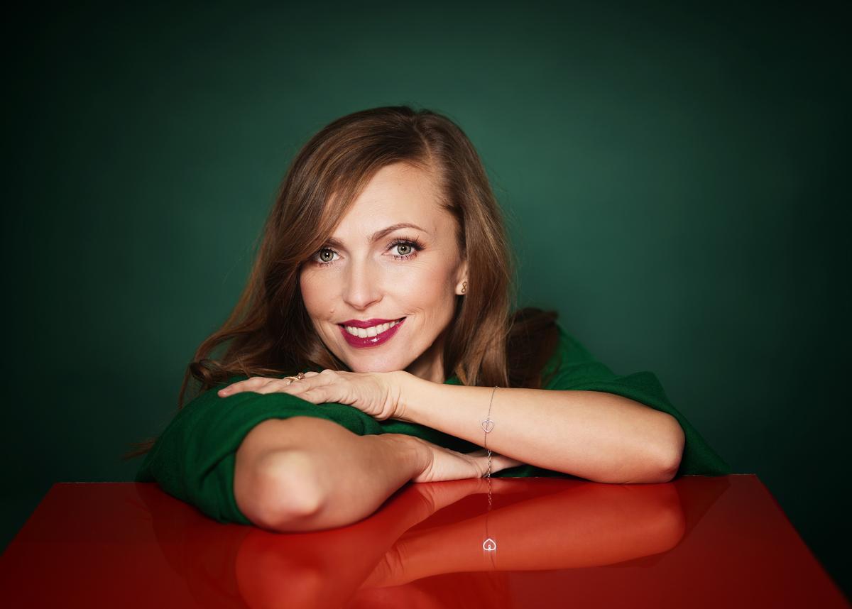 Kolorowa fotografia portretowa, studyjna- Czesława Włuka- Pani o czerwonych włosach