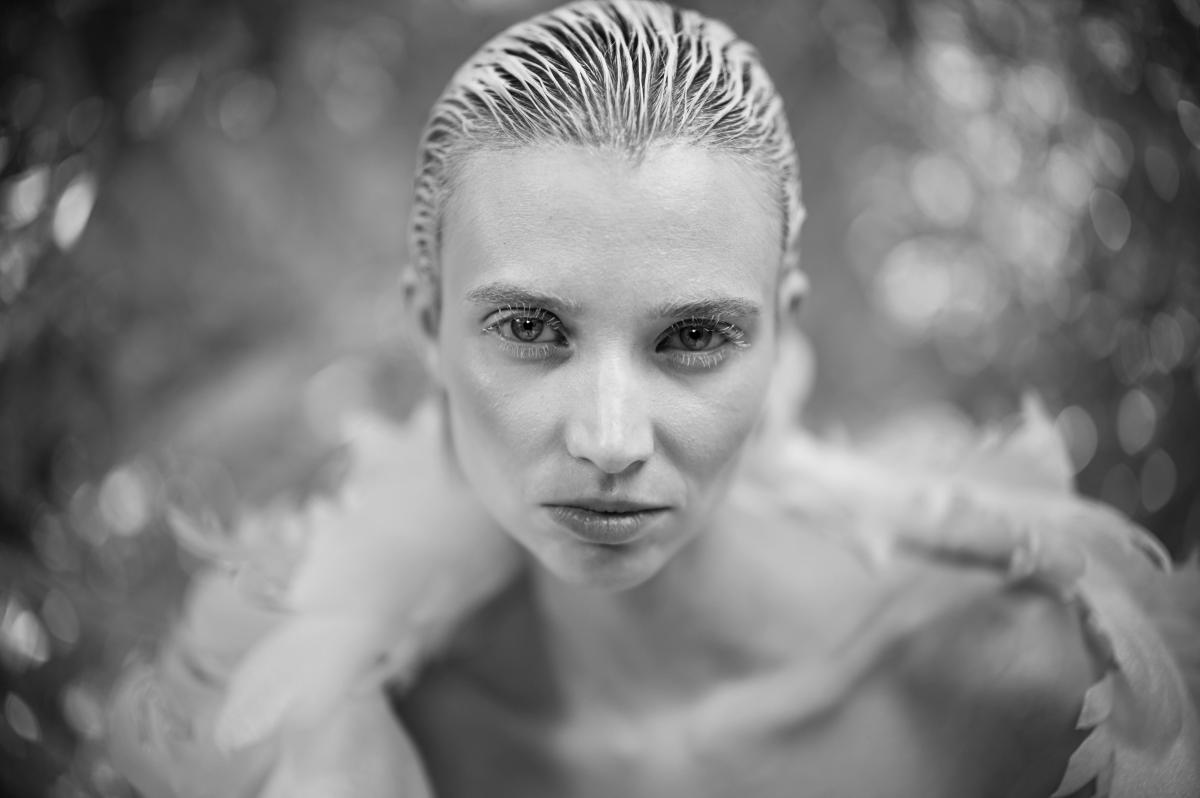 Fotografia portretowa, studyjna- Czesława Włuka- Pani o czerwonych włosach