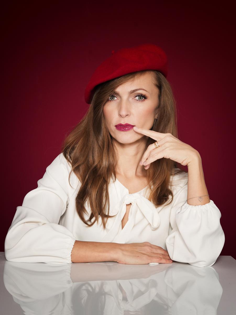 Kolorowa fotografia portretowa, studyjna- Czesława Włuka- Pani o czerwonych włosach