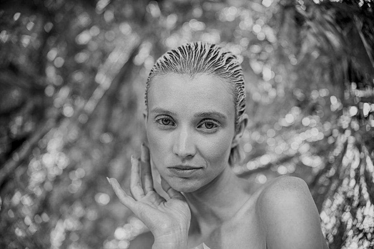 Fotografia portretowa, studyjna- Czesława Włuka- Pani o czerwonych włosach