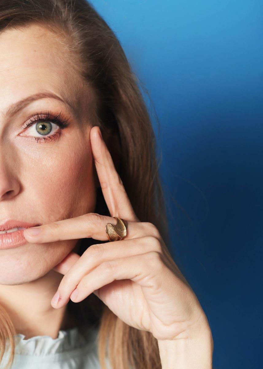 Kolorowa fotografia portretowa, studyjna- Czesława Włuka- Pani o czerwonych włosach