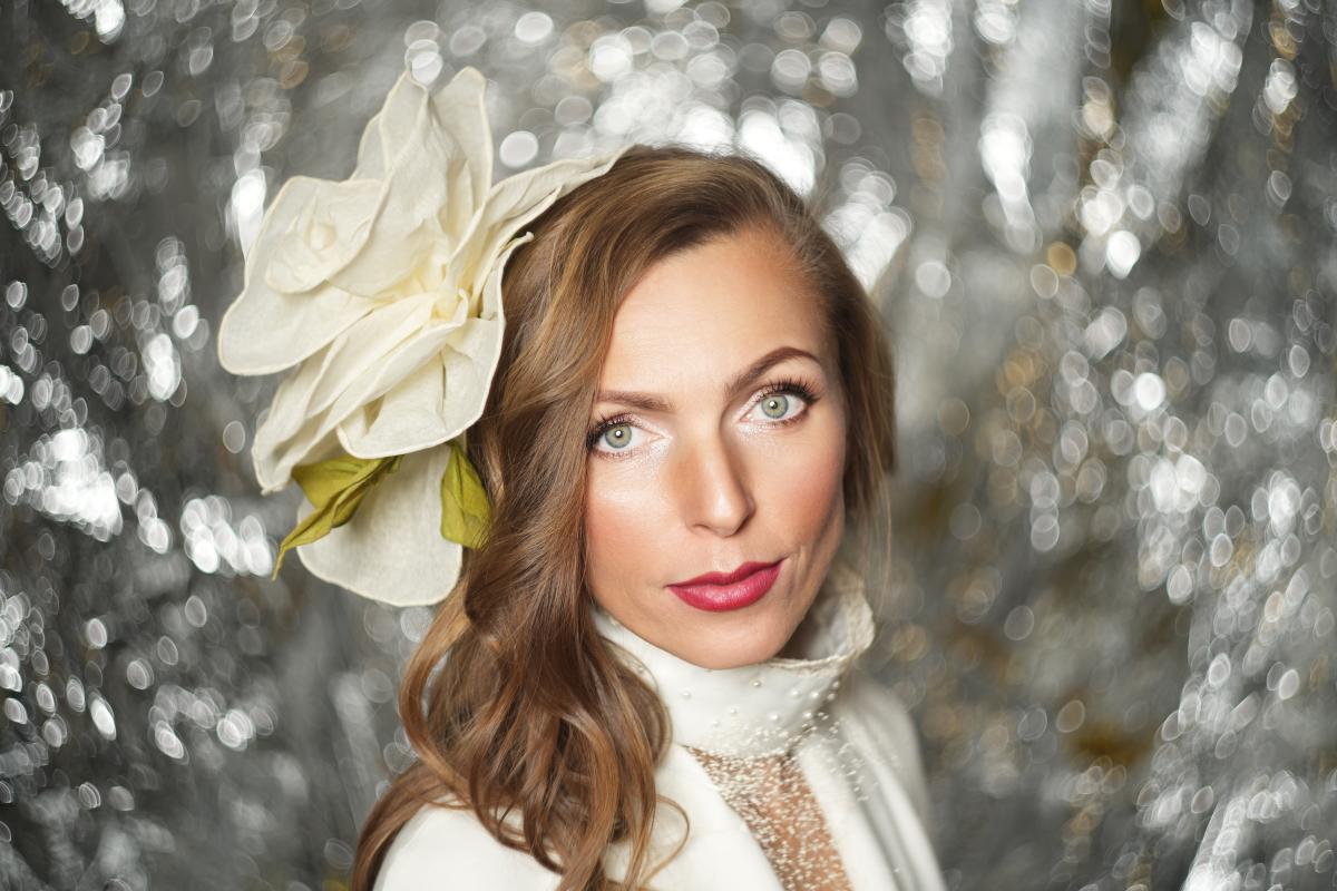 Fotografia portretowa, studyjna- Pani o czerwonych włosach.