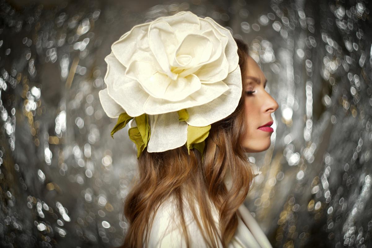 Fotografia portretowa, studyjna- Pani o czerwonych włosach.