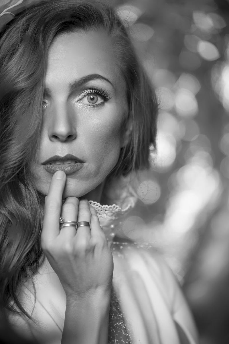 Fotografia portretowa, studyjna- Pani o czerwonych włosach.