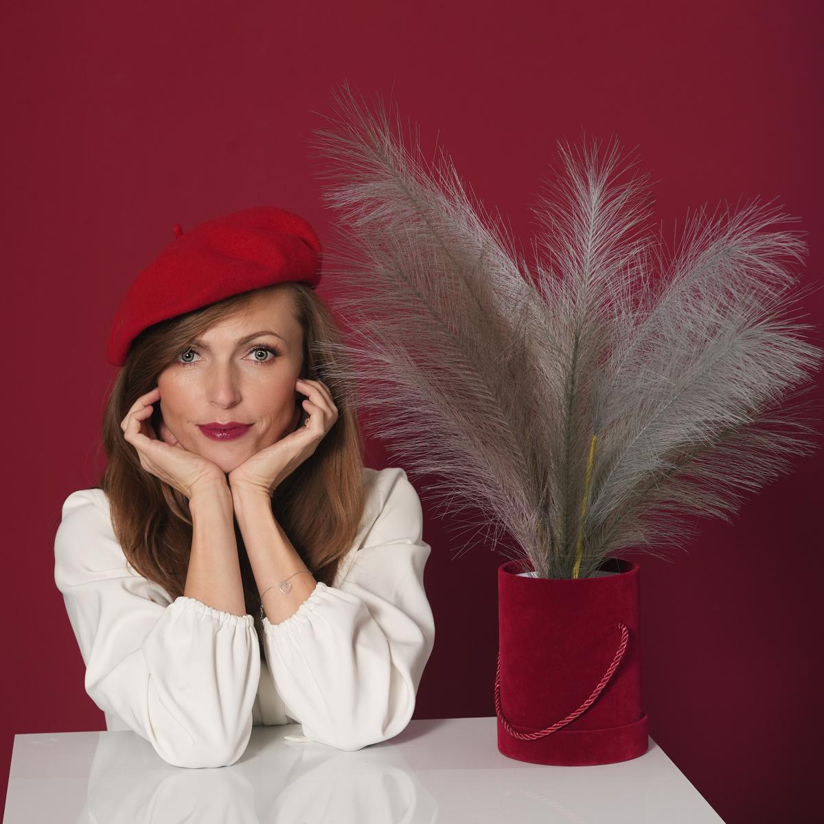 Kolorowa fotografia portretowa, studyjna- Czesława Włuka- Pani o czerwonych włosach